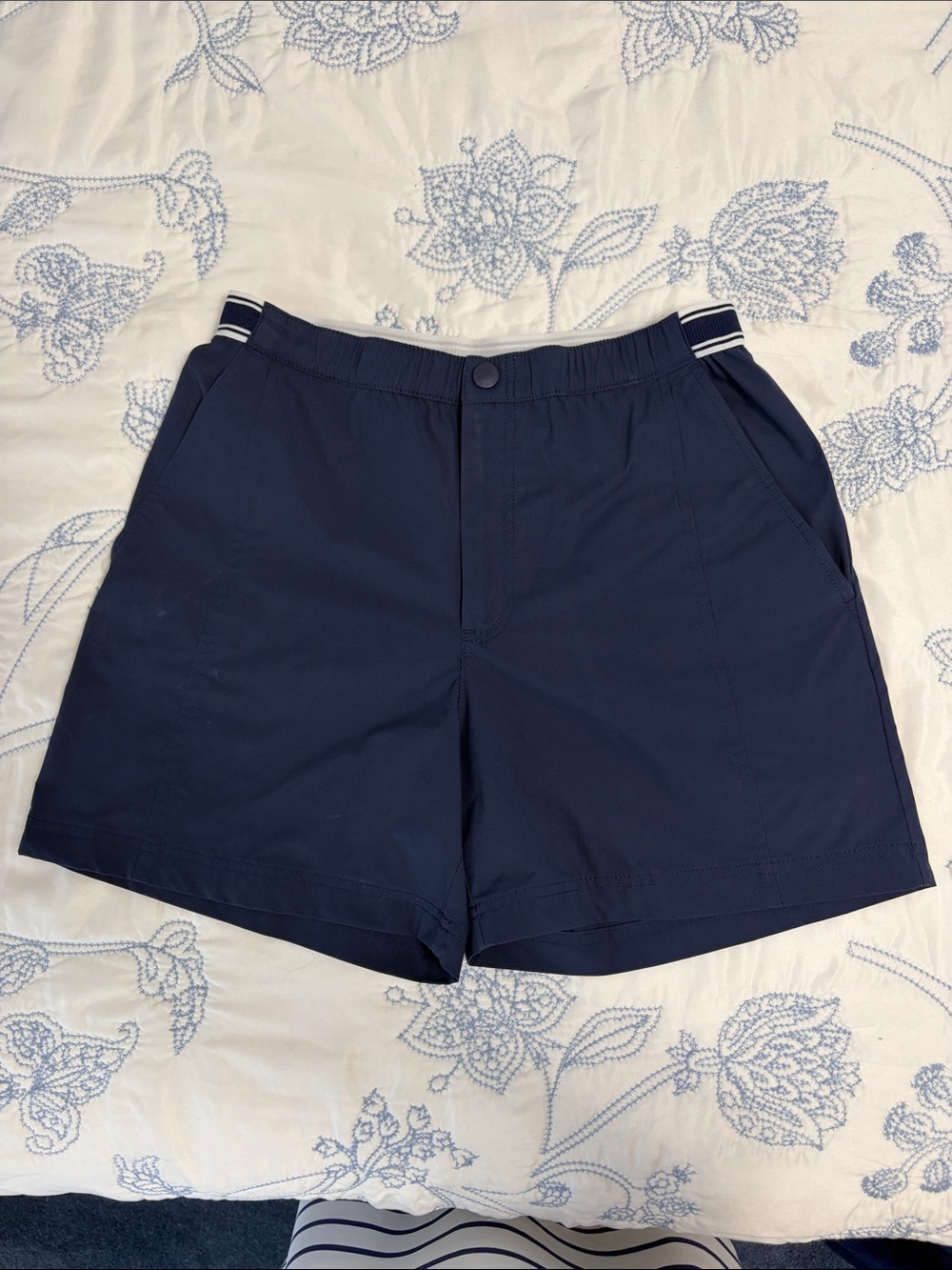 Vineyard Vines Navy Elastic-Waist Flat Front performance Shorts Women’s size S.